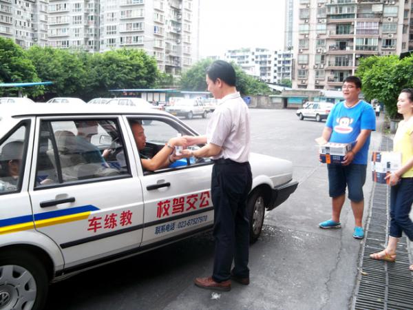 院工会为小车驾驶教练夏日送清凉