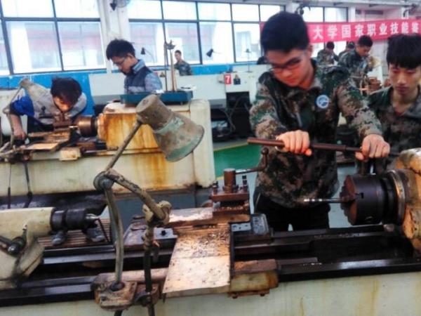 轨道车辆与机械系学生赴重大参加金工实习实训