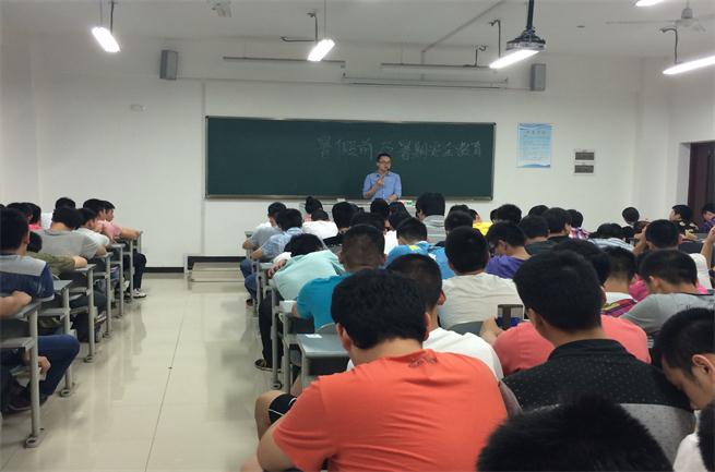 轨道车辆与机械系关于切实做好2015年暑假前及暑假学生安全教育的主题班会