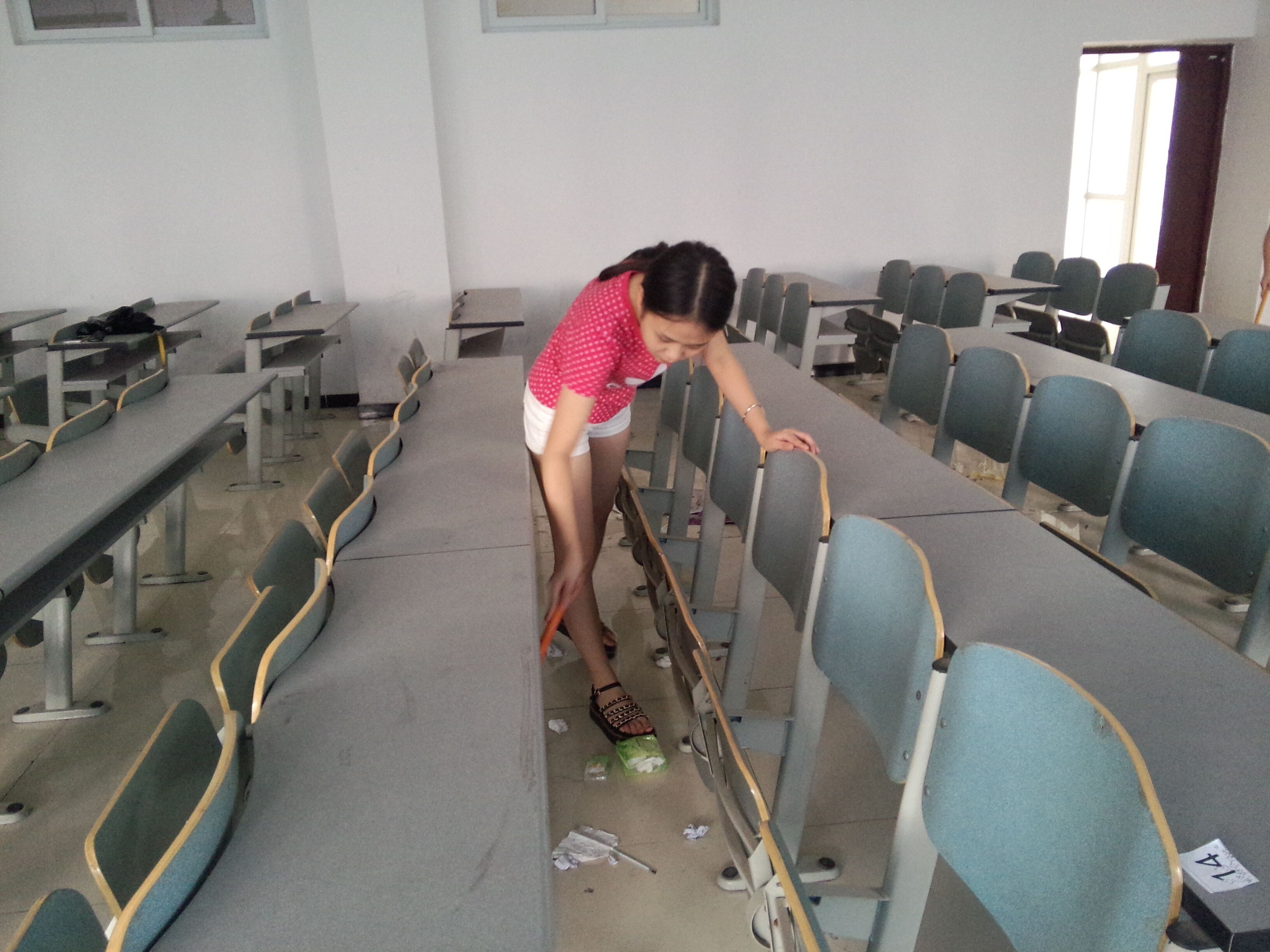 清扫除尘 喜迎新生