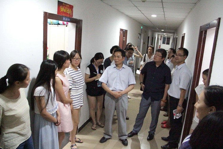 学院领导走访寝室表关怀,新生倍感温暖受鼓舞