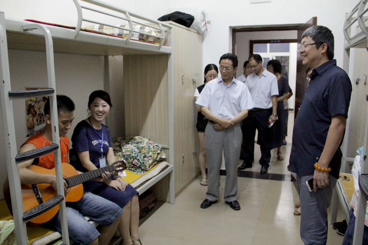 学院领导走访寝室表关怀,新生倍感温暖受鼓舞