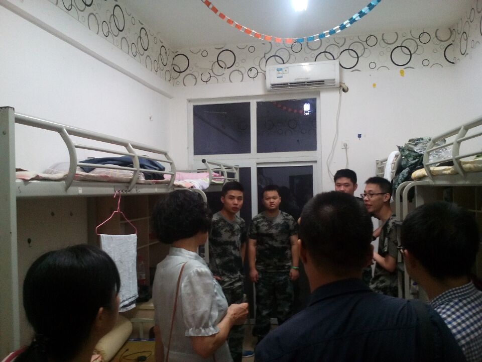 轨道电气系领导深入寝室看望新生