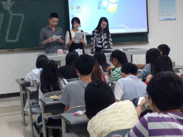 轨道运营管理1402班开展了 “抗战胜利70周年纪念”的主题班会