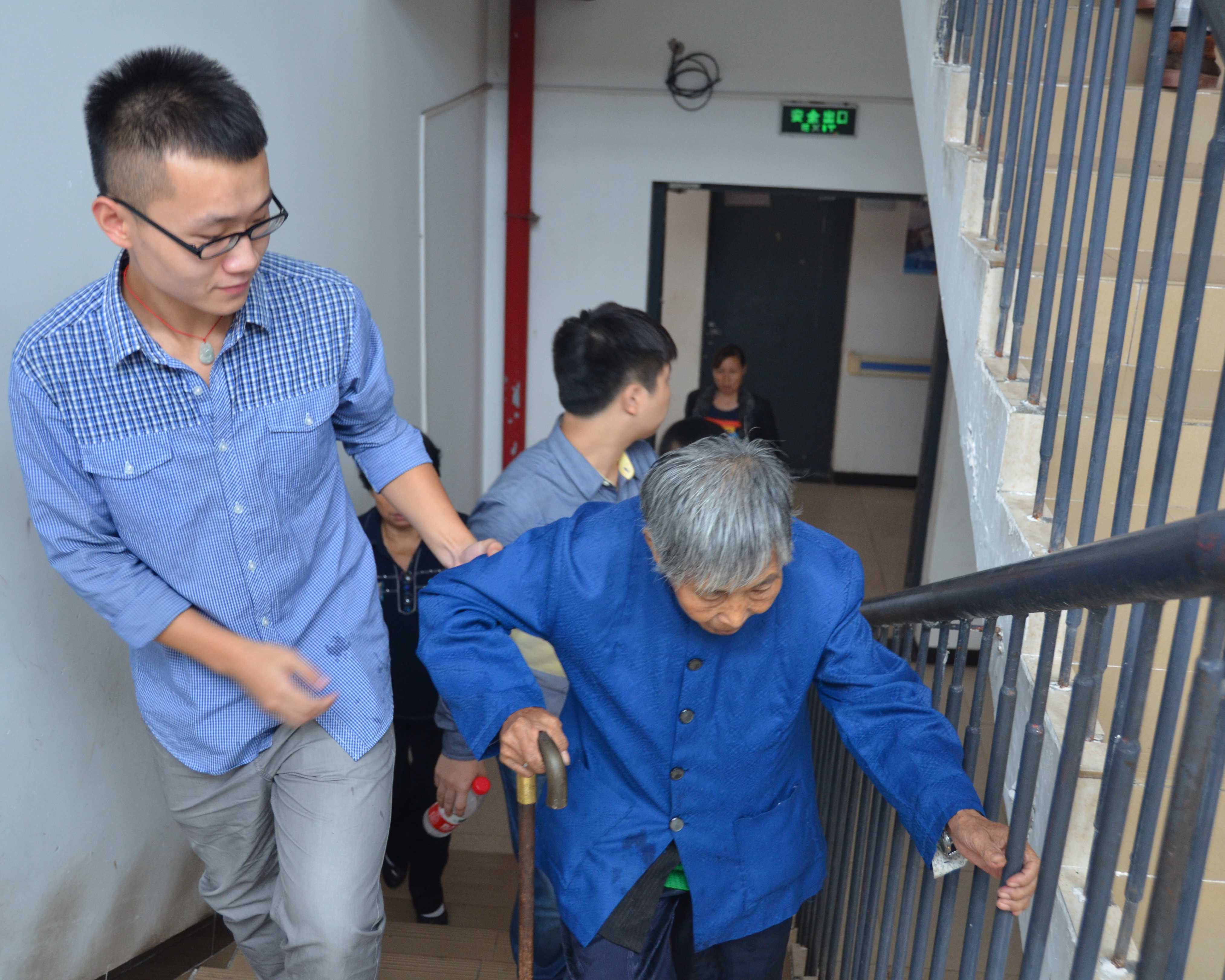 关爱老人，风雨无阻