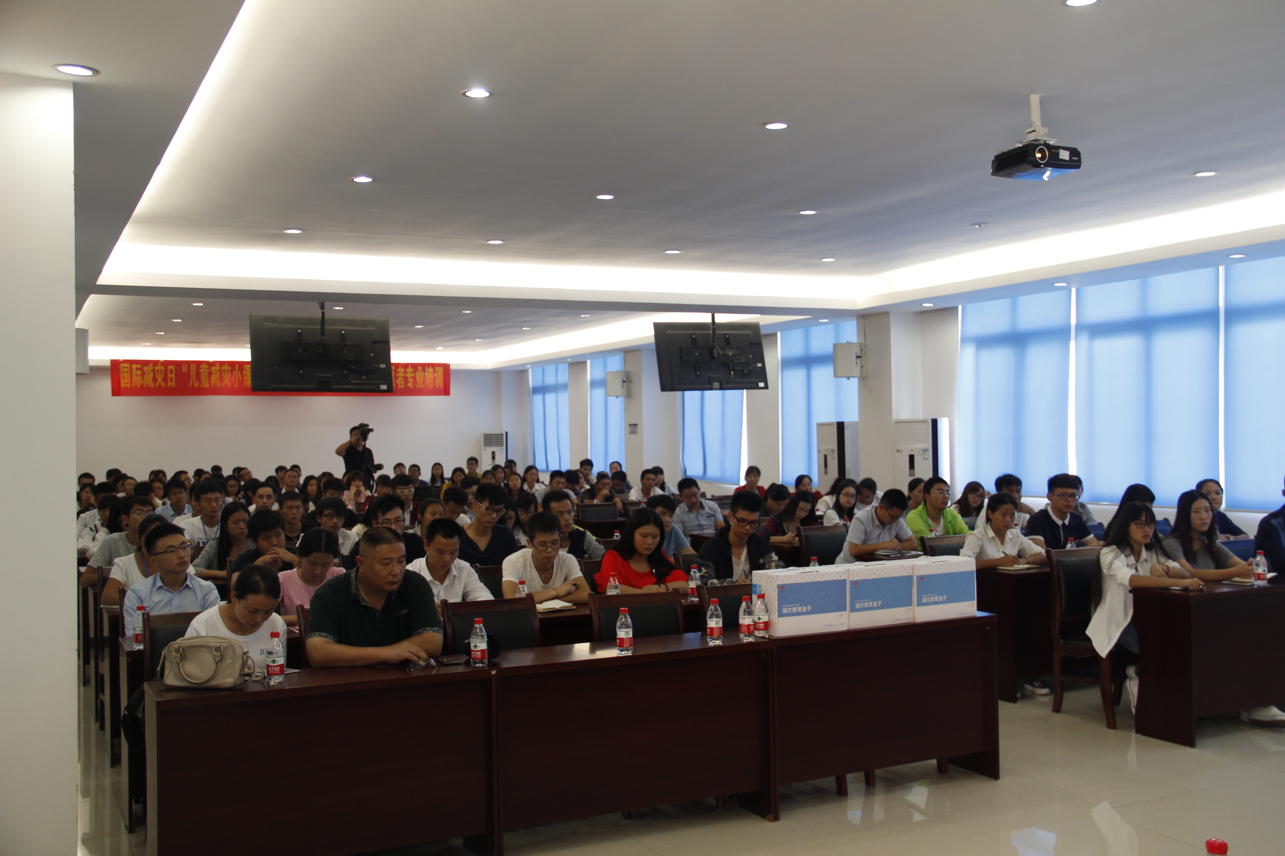 国际减灾日“儿童减灾小课堂”暨江津高校大学生骨干志愿者专业培训在我院顺利举行