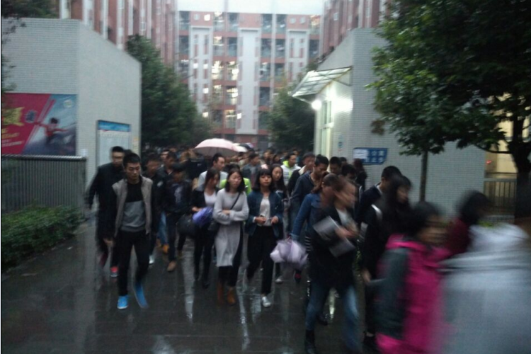 轨道车辆与机械系联合轨道电气系开展消防应急疏散演练