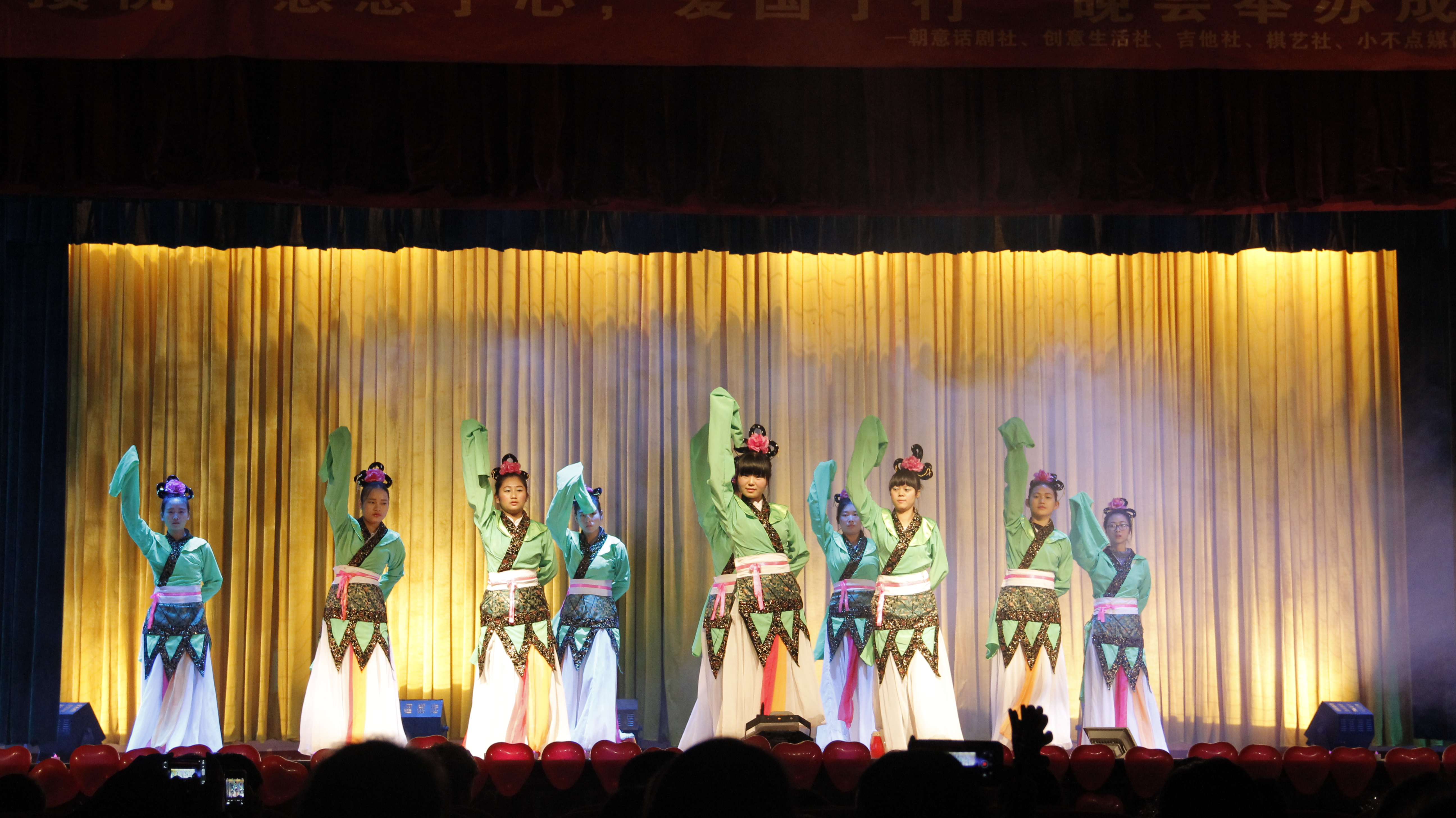 “感恩于心·爱国于行”社团联谊晚会成功举办