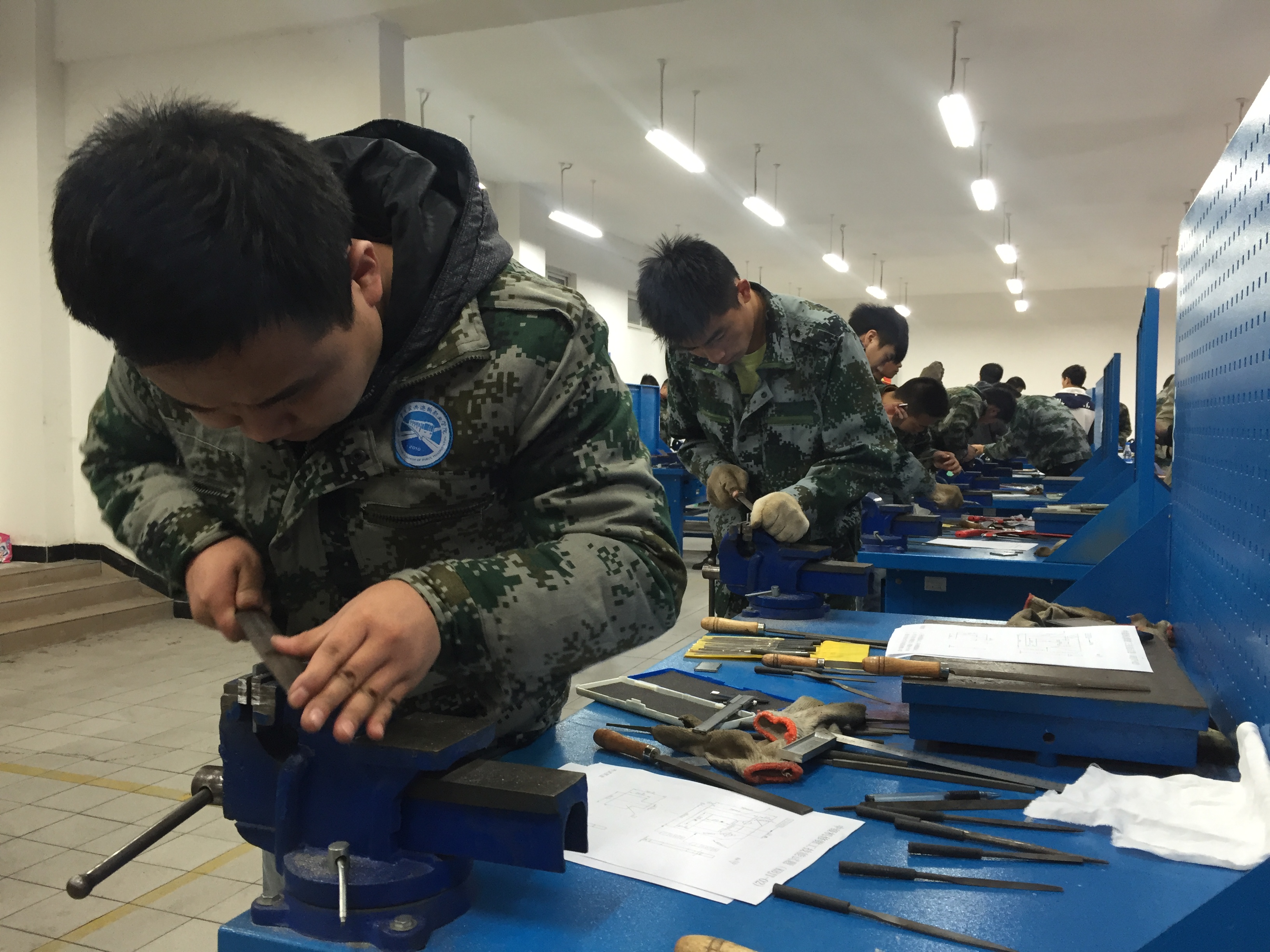 轨道车辆与机械系顺利组织机修钳工（四级）考证考试