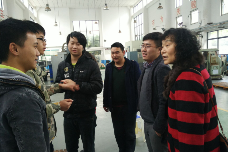 关怀致学生，寒冬送温情