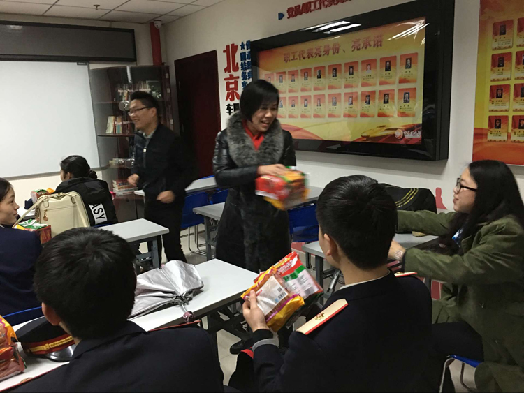 学院领导慰问我院学生春运志愿者