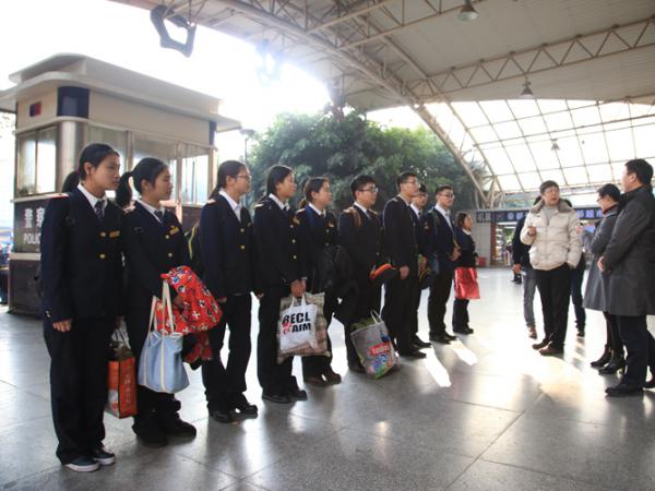 学院领导赴重庆各火车站场慰问我院春运志愿者