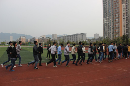 轨道车辆与机械系成功开展 “奔跑吧，青春！阳光的脚步从晨跑出发”活动