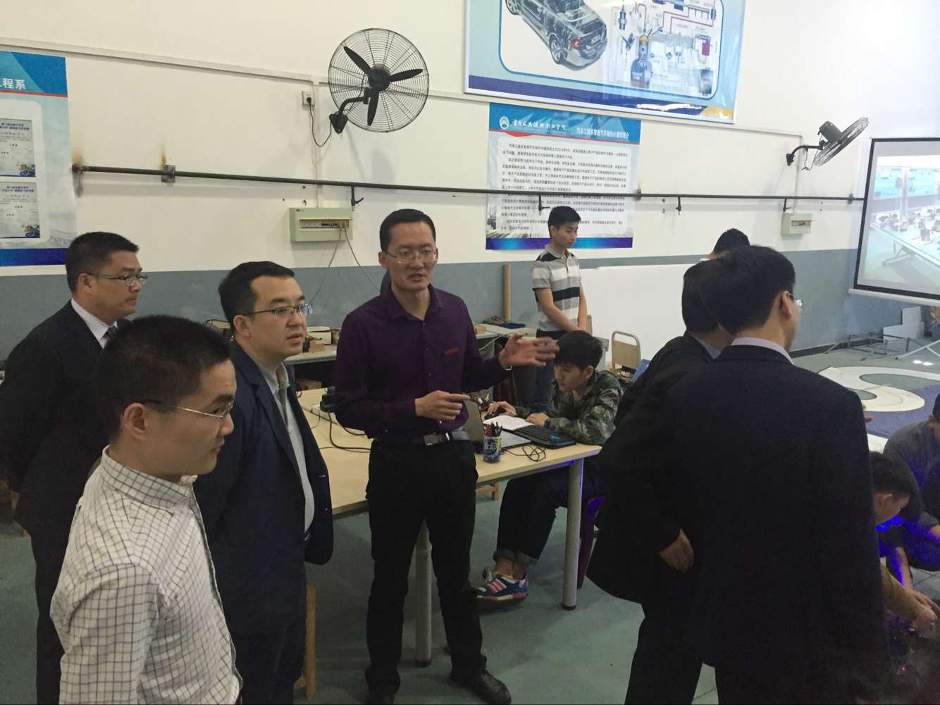 市教委专家组视察汽车工程系智能汽车设计制作实训室