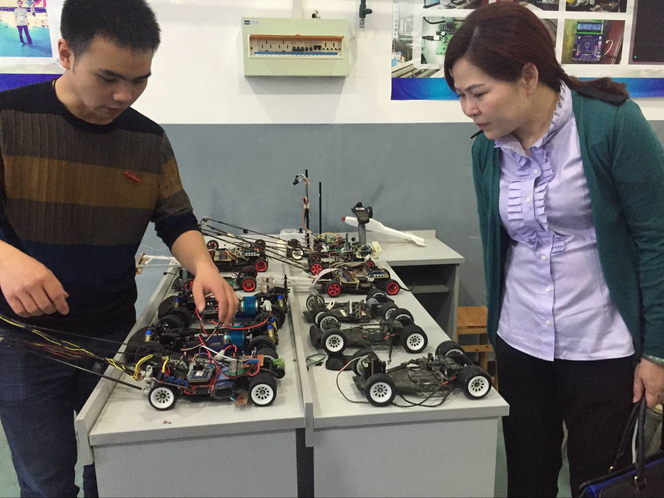 市教委专家组视察汽车工程系智能汽车设计制作实训室