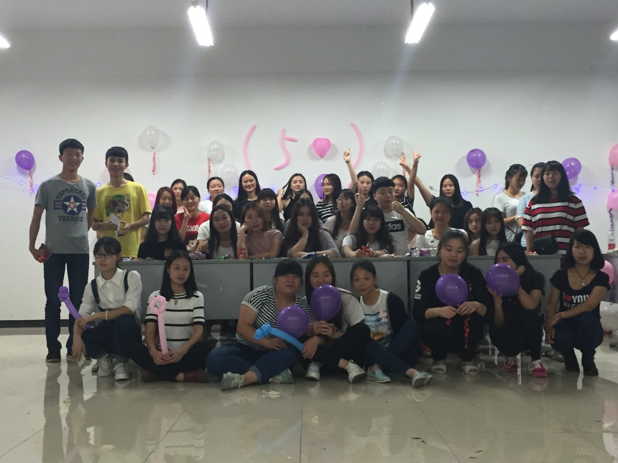 会计1501班开展“我的宿舍，我的家“主题班会