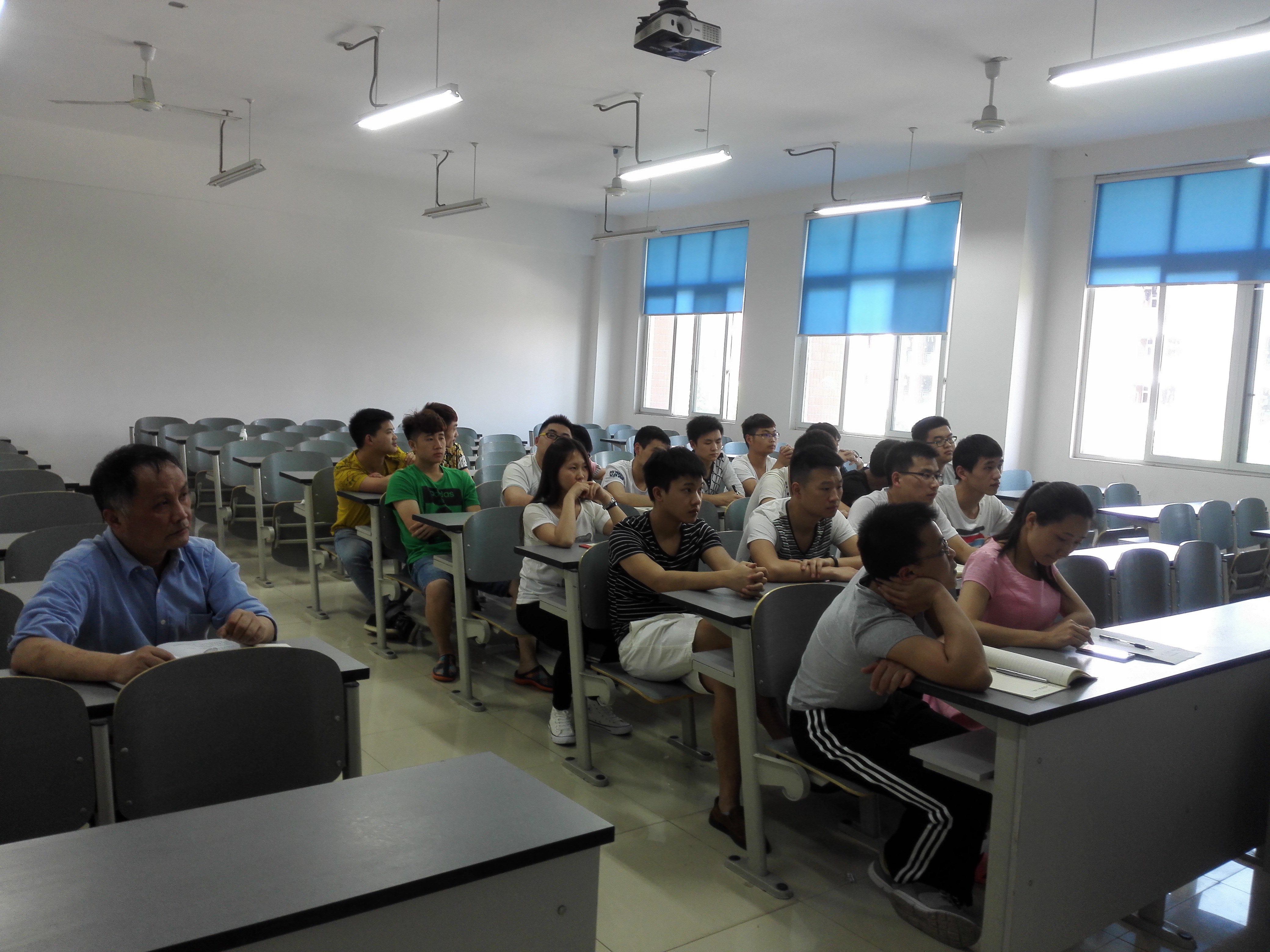 汽车工程系如期召开2014级学生座谈会