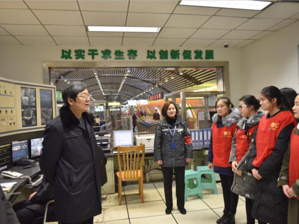 学院领导带队慰问轨道志愿者