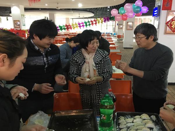 不一样的年夜饭 ——学院领导亲切慰问2017年春节留校学生