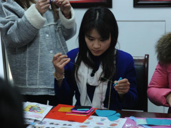“心灵手巧俏女王”--学院工会开展“三八”国际妇女节活动