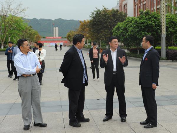 重庆交通开投集团董事长、党委书记李方宇一行莅临学院检查指导工作