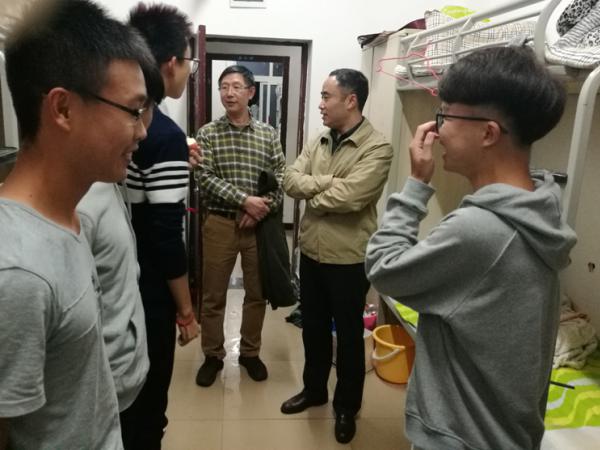 我院领导检查学生宿舍安全并勉励学生刻苦学习提升自我