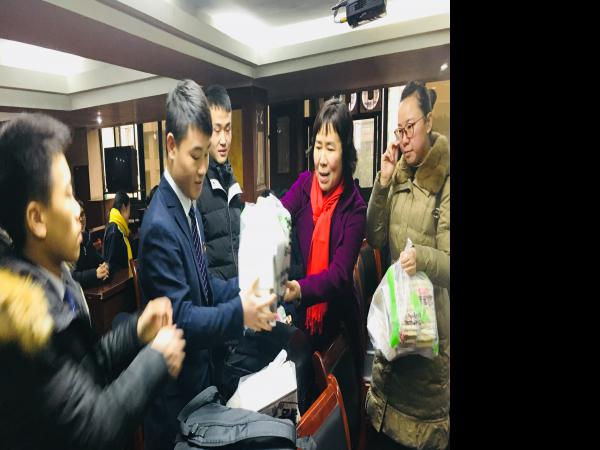 【志愿坚守，感恩春运】学院领导亲切慰问我院2018年成都铁路局重庆客运段春运志愿者