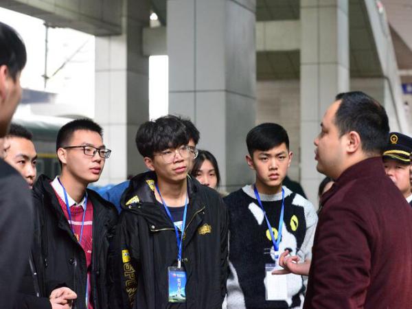 每一条平安信息背后都是付出 重庆公运职院春运志愿服务带队老师侧记