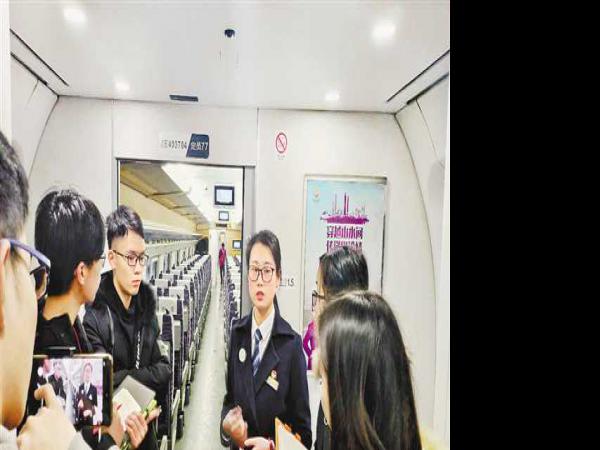 在“列车课堂”上体验劳动之美 ——澳门正规电子游戏平台重视社会实践育人