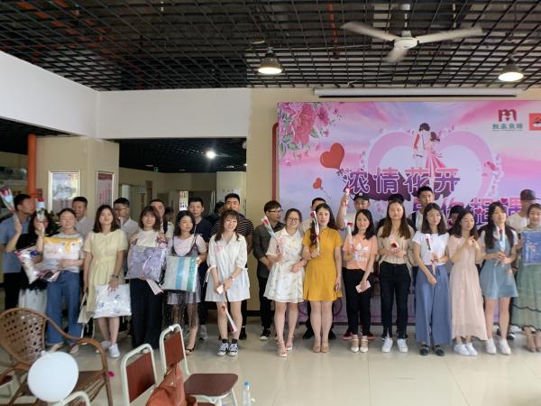 18对青年男女在学院单身联谊活动中牵手成功
