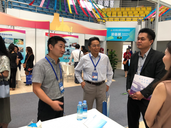重庆运输职院赵月望院长带队参加2019中国-东盟职业教育联展暨论坛活动