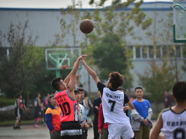 重庆运输职院第二届“公运杯”学生篮球联赛火热进行