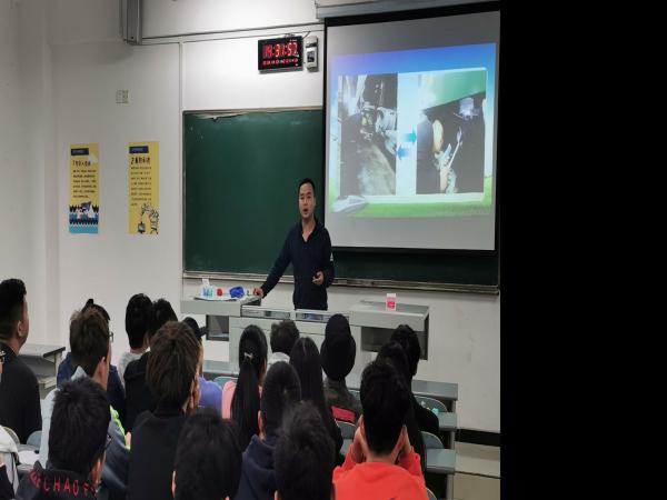 重庆运输职院轨道车辆与机械系邀请毕业校友回校分享交流