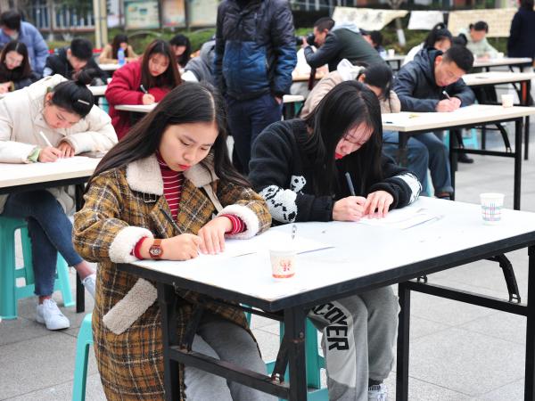 重庆运输职院首届现场书法比赛落幕 特等奖被轨道车辆系梁京京夺得