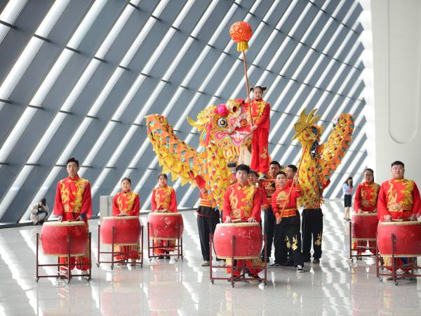 春运首日，重庆运输职院青年志愿者用“快闪”为返乡旅客送祝福