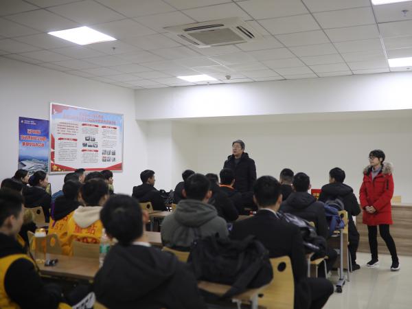 重庆运输职院副院长刘畅率队慰问奋战在春运工作一线同学