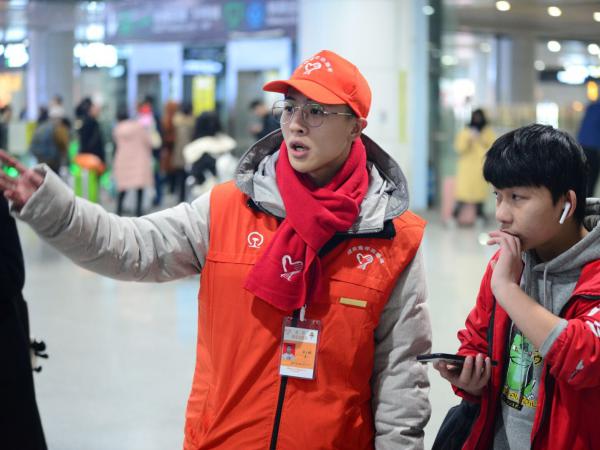 重庆运输职院在春运一线设“第二考场” 组织上千青年学生服务旅客检验所学