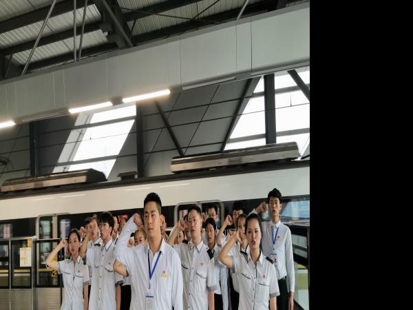 到企业一线为毕业生举办毕业典礼和入职仪式 重庆运输职院推出毕业季暖心举措