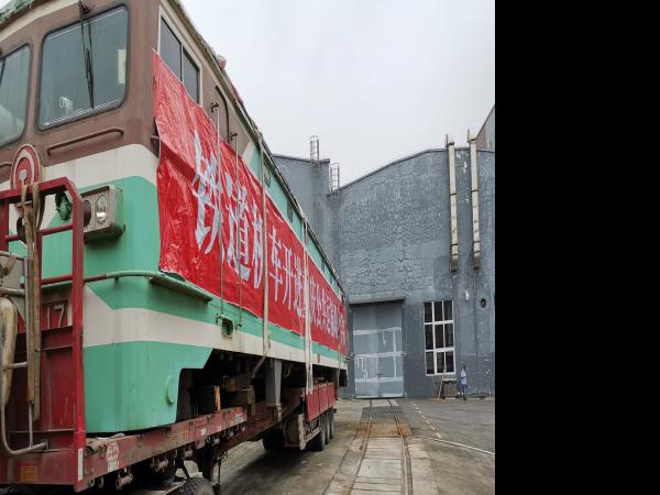 重庆运输职院在西南率先引入现役铁道机车用于实训教学 此举将大大提升实训教学的针对性和学生岗位任职能力