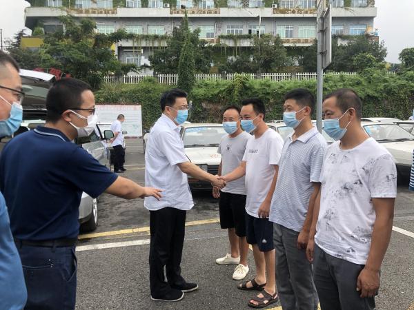 重庆交通开投集团蔚成波副总经理到学院空港小车训练场慰问一线教练员
