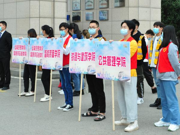 线上注册缴费、线下贴心导引、送图书、送棉被…… 重庆运输职院“五心”迎新真暖