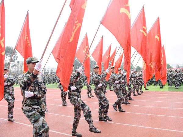 重庆运输职院举行2020级新生军训汇演暨开学典礼活动
