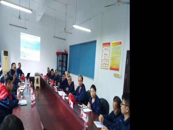 重庆运输职院焊接实习生在重庆通用集团拜师学艺