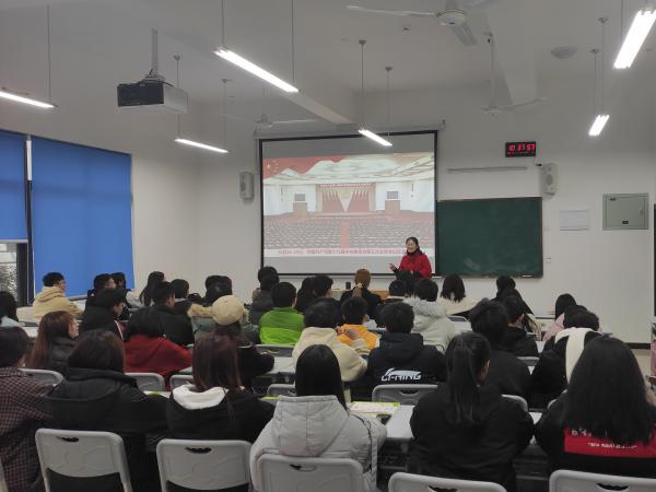 重庆运输职院思政教师为学生宣讲十九届五中全会精神