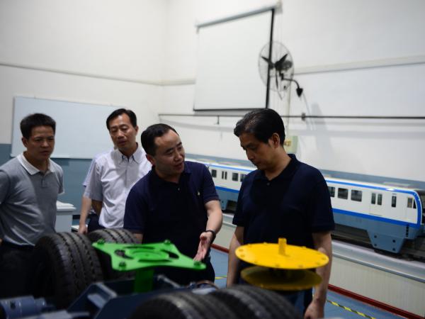 江津区区长毛平带队到重庆运输职院调研