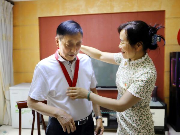重庆运输职院党委书记彭超慰问获得党内功勋荣誉表彰的党员赵万涛