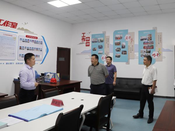 市交通建设工会副主席李燕到重庆运输职院调研指导劳模工匠创新工作室创建工作