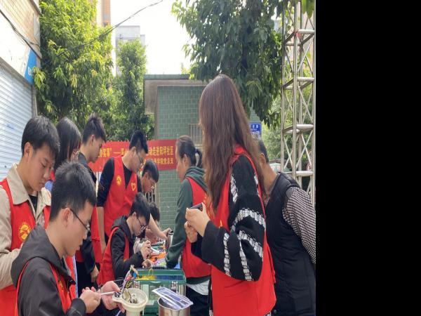 轨道交通学院组织学生骨干到社区开展小家电维修志愿服务受好评