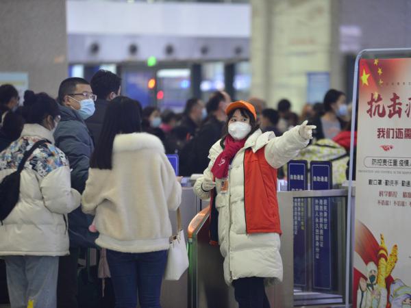 重庆运输职院1500多名大学生志愿者“上岗”助力春运