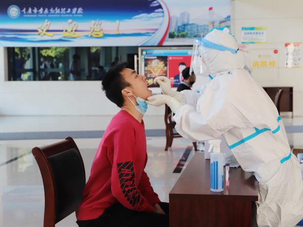 重庆运输职院持续邀请医疗机构进校提供核酸检测服务